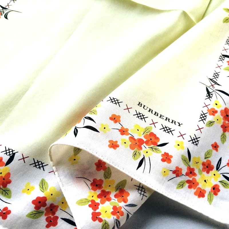 Burberry 古董手帕 – 黄色花卉边缘 20 x 19.5 英寸 - 丝巾 - 棉．麻 卡其色