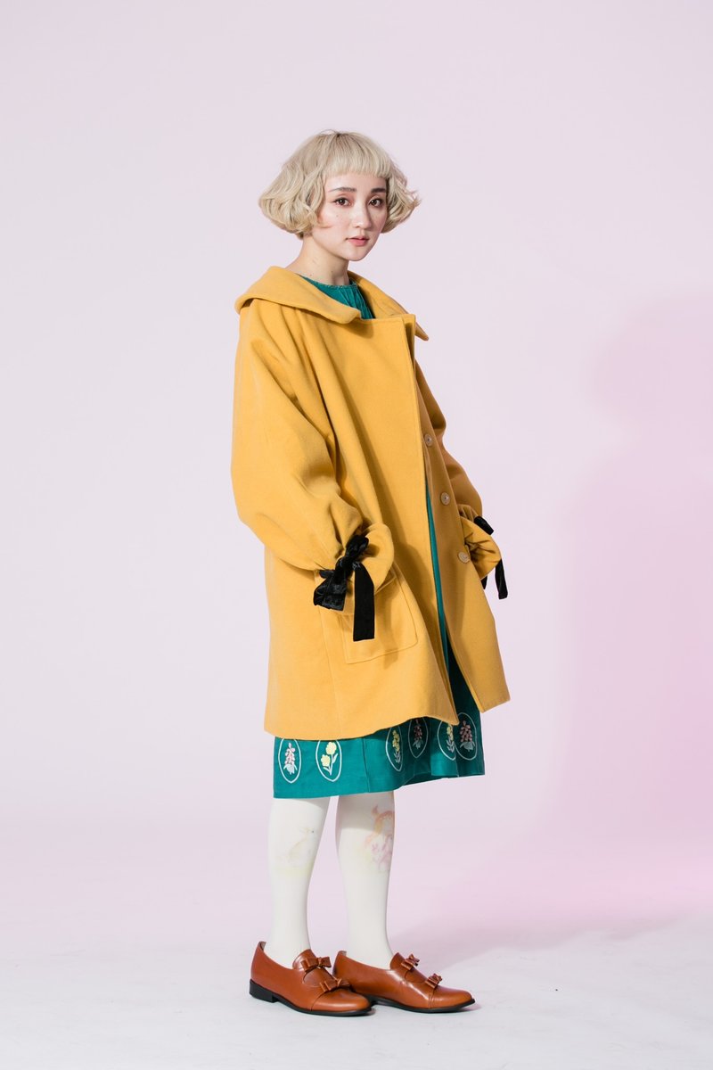 :EMPHASIZE袖口丝绒蝴蝶结绑带羊毛大衣-黄色 - 女装休闲/机能外套 - 羊毛 黄色