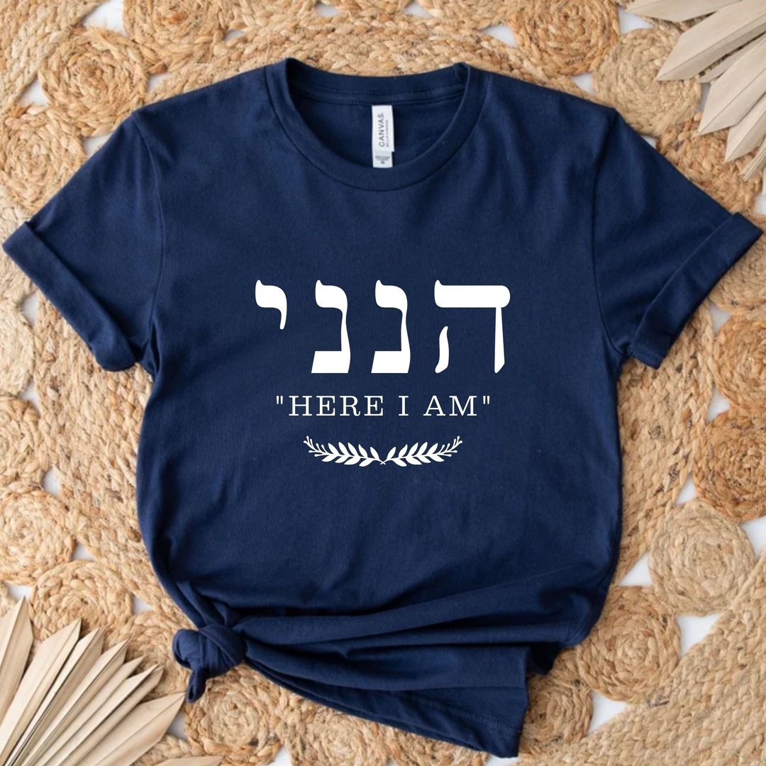 希伯来文 我在这Hineni Here I Am in Hebrew 圣经 中性短袖上衣 - 女装 T 恤 - 棉．麻 白色