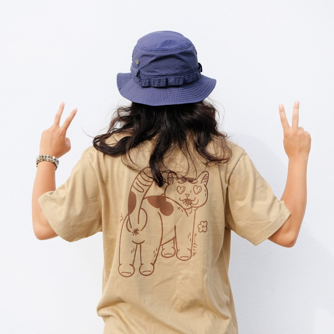 猫岛日常 T-shirt 卡其 / 抓猎物 - 女装 T 恤 - 棉 卡其色