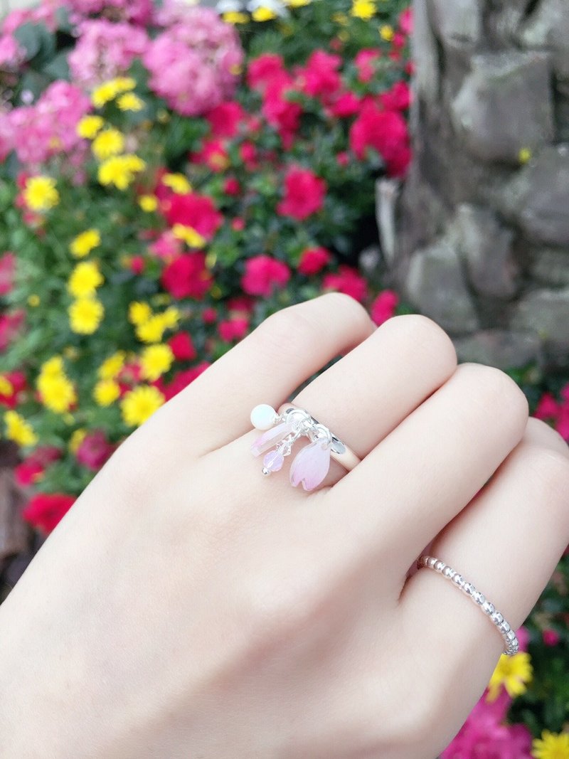 *Haku·Neko* [桜花限定系列] 手绘迷你粉红樱花花瓣飞扬水晶珍珠戒指 指环 - 戒指 - 压克力 粉红色