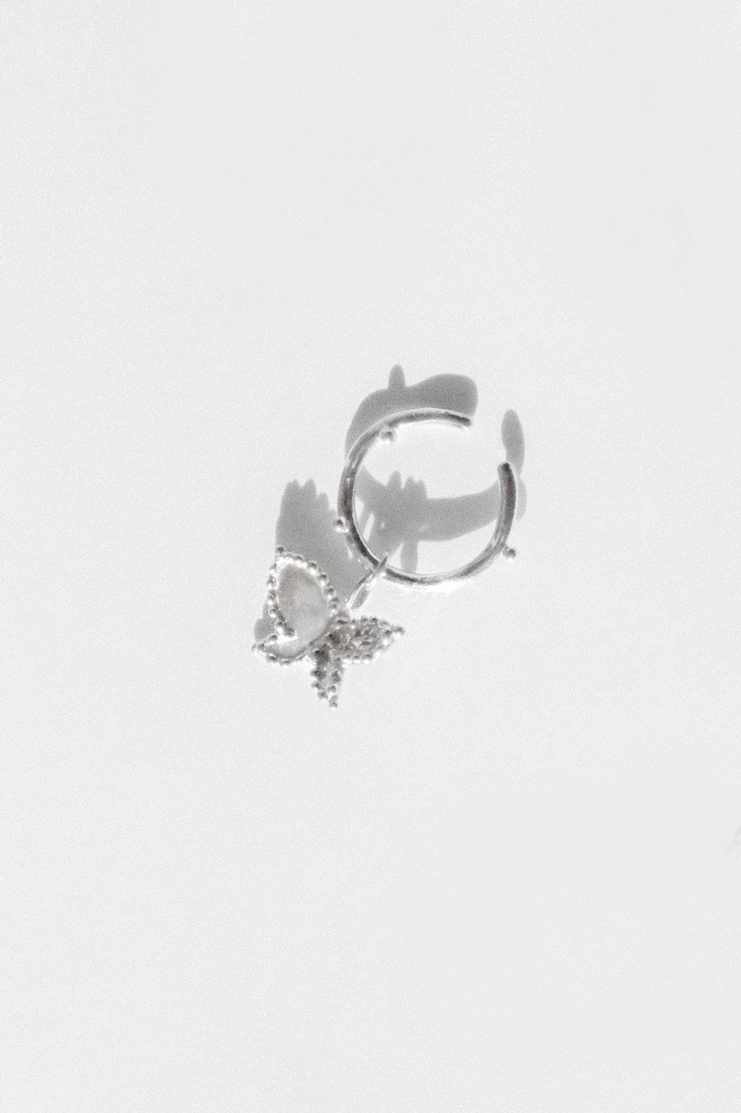 Ediths Butterfly Earcuff 伊迪丝的蝴蝶耳扣 - 耳环/耳夹 - 纯银 银色