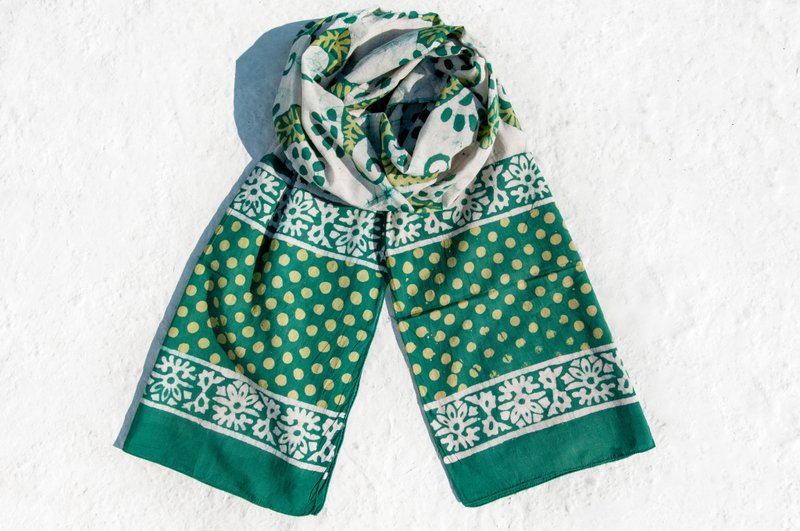 植物染丝巾/蜡染扎染丝巾/草木染围巾/手工绑染纯绵丝巾-花朵点点 - 丝巾 - 棉．麻 绿色