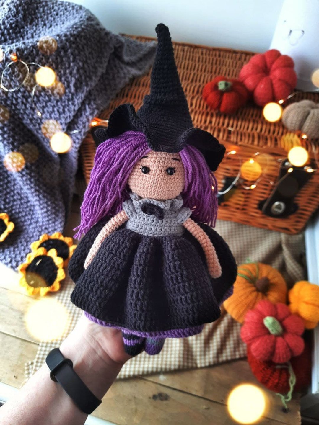 Amigurumi Doll Witch crochet pattern. Halloween amigurumi pattern.Amigurumi doll - 线上课程/教学影片 - 其他材质 