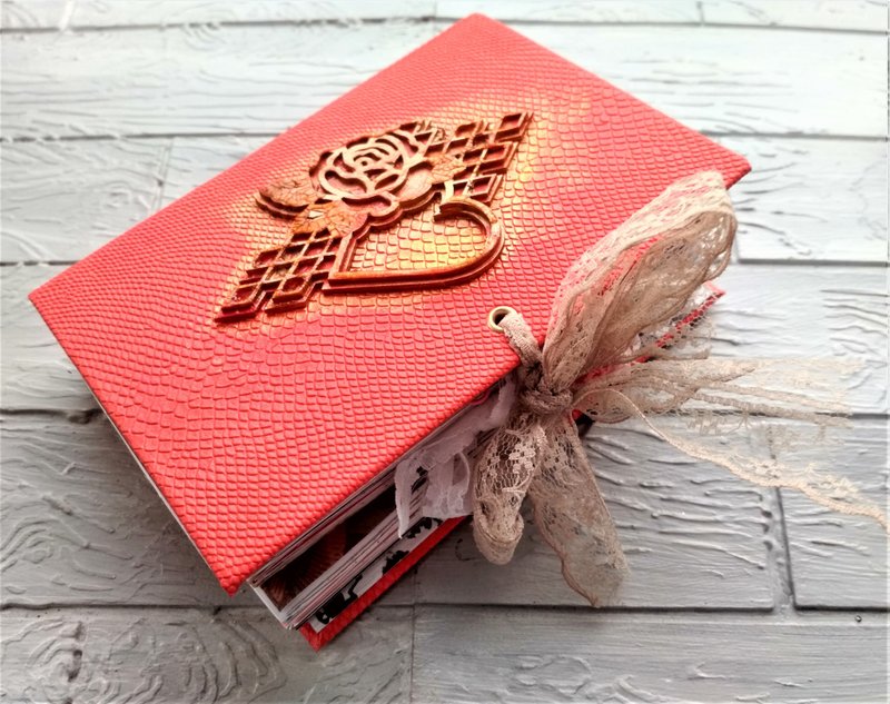 SALE! Alice in Wonderland junk journal handmade Little White rabbit junk book - 笔记本/手帐 - 纸 红色