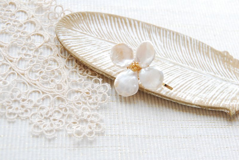 Petal Poppy Pearl Flower Pony Hook B - 发饰 - 珍珠 白色