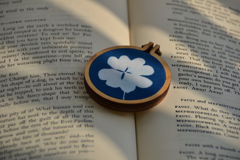 植物剪影。蓝晒别针 - 胸针 - 木头 蓝色