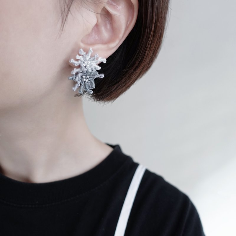 双花珊瑚・手工刺绣耳环 - 耳环/耳夹 - 绣线 绿色