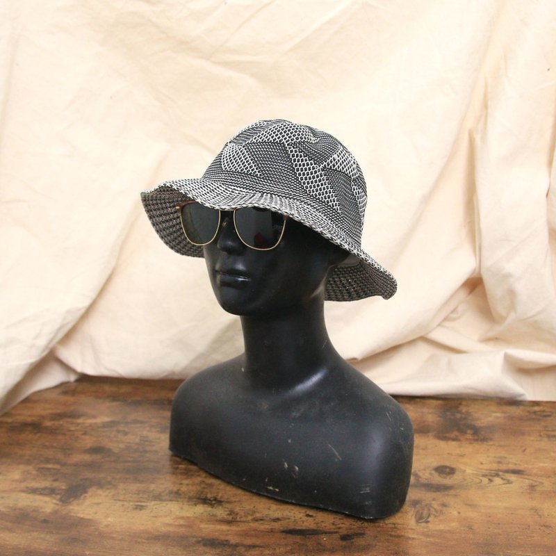 Back to Green::编织渔夫帽  黑白不规则色块 d-57//vintage hat - 帽子 - 棉．麻 