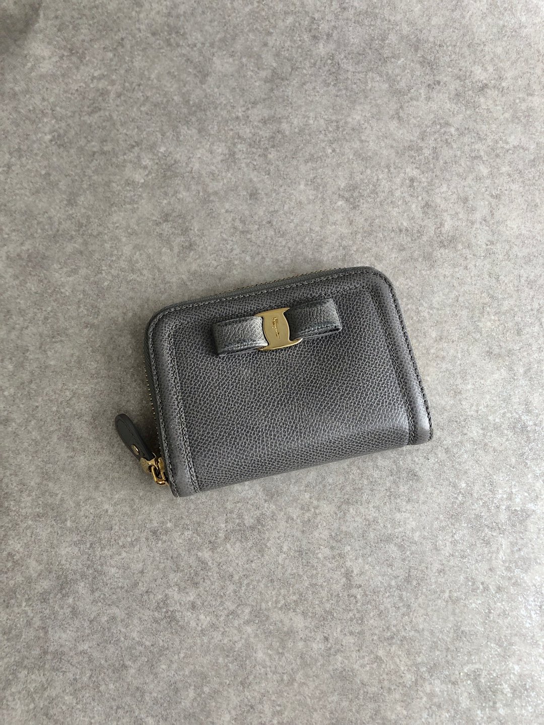 【VintageShop solo 日本直送中古包专卖店】Salvatore Ferragamo 灰蓝色 经典 Varina 蝴蝶结 皮革 零钱包 证件夹 - 皮夹/钱包 - 真皮 灰色