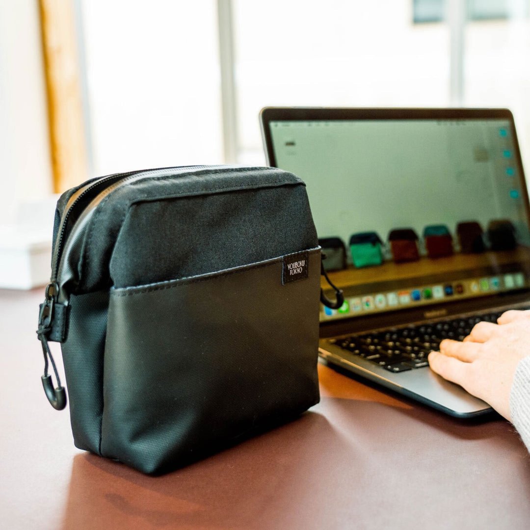 Youboku Tokyo Days Pouch Black gadget pouch gadget organizer - 化妆包/杂物包 - 其他人造纤维 黑色