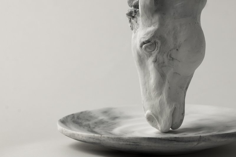 大理石。饰品盘。啄水马 - 摆饰 - 石头 白色