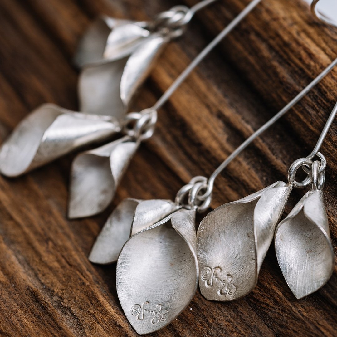 Dangling Calla lily flowers handmade silver or mix finish earrings (E0206) - 耳环/耳夹 - 银 多色