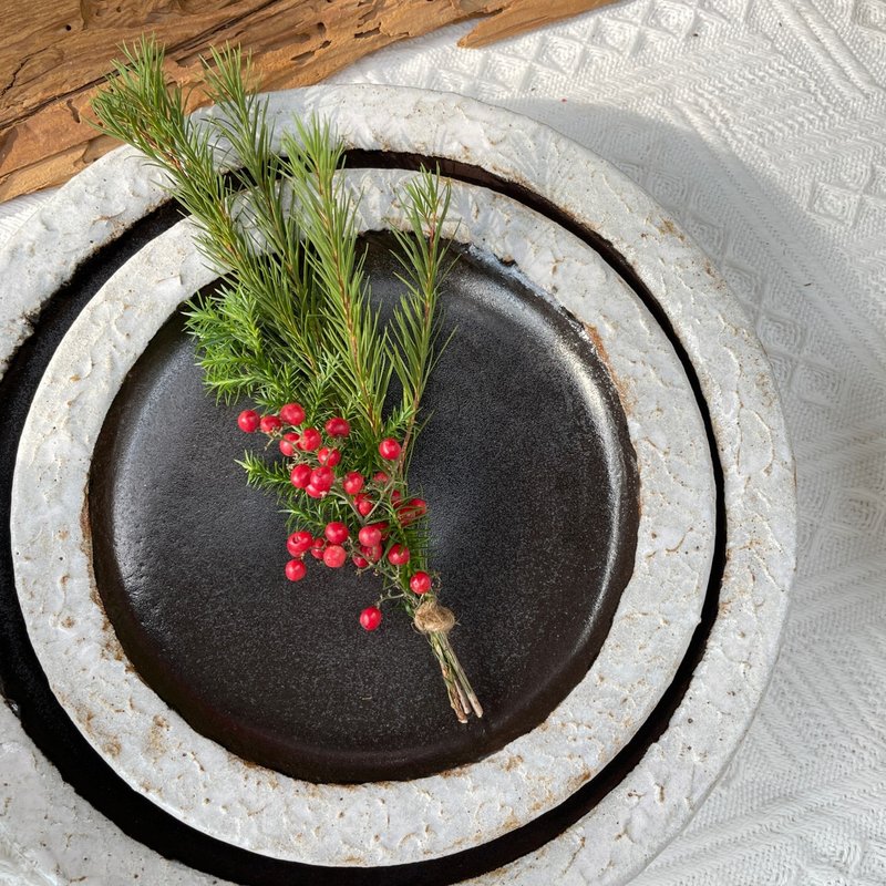 【现货】雪融系列 - 白粉引双色陶瓷平皿 - 盘子/餐盘/盘架 - 陶 黑色