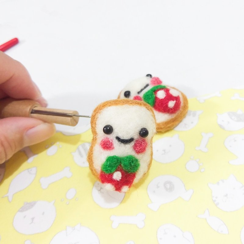 居家防疫良伴-草莓土司-材料包DIY羊毛毡/羊毛毡戳戳乐/手工送礼 - 玩偶/公仔 - 羊毛 红色