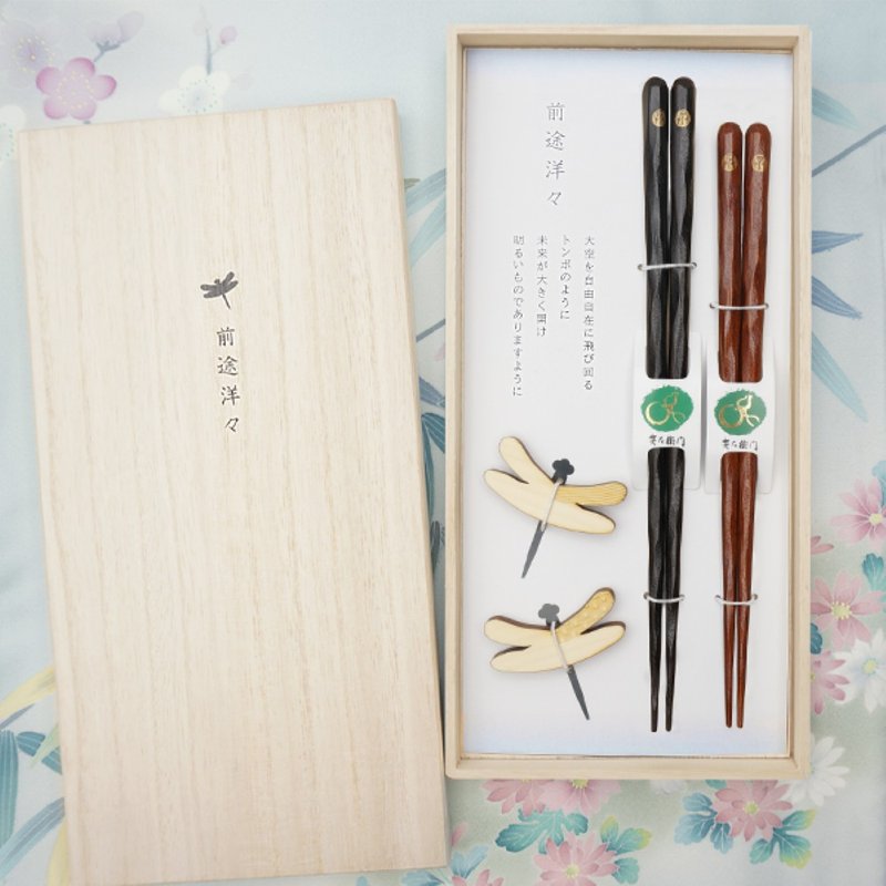 Yoyo Maki 设计的 Hyosaemon 筷子和筷架套装是一份礼物，包括 2 双筷子和 2 个筷架，装在泡桐木盒中。 - 筷子/筷架 - 木头 