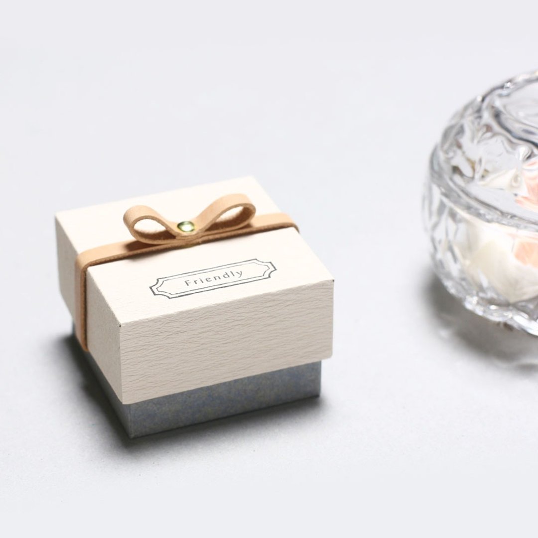 Friendly // Kinari color) Giftbox Leather ribbon A small box that conveys your feelings - 包装材料 - 纸 白色
