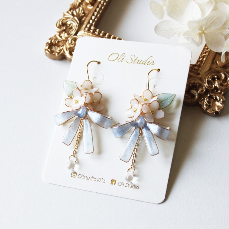【丁香缎带耳环】 粉蓝色缎带蝴蝶结 白色小花 手工  耳环/耳夹 - 耳环/耳夹 - 树脂 白色