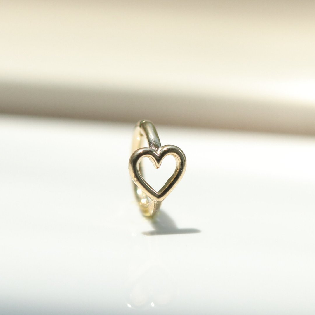 14K 篓空爱心小耳扣耳环 (内径 5 mm) (单个) - 耳环/耳夹 - 贵金属 金色