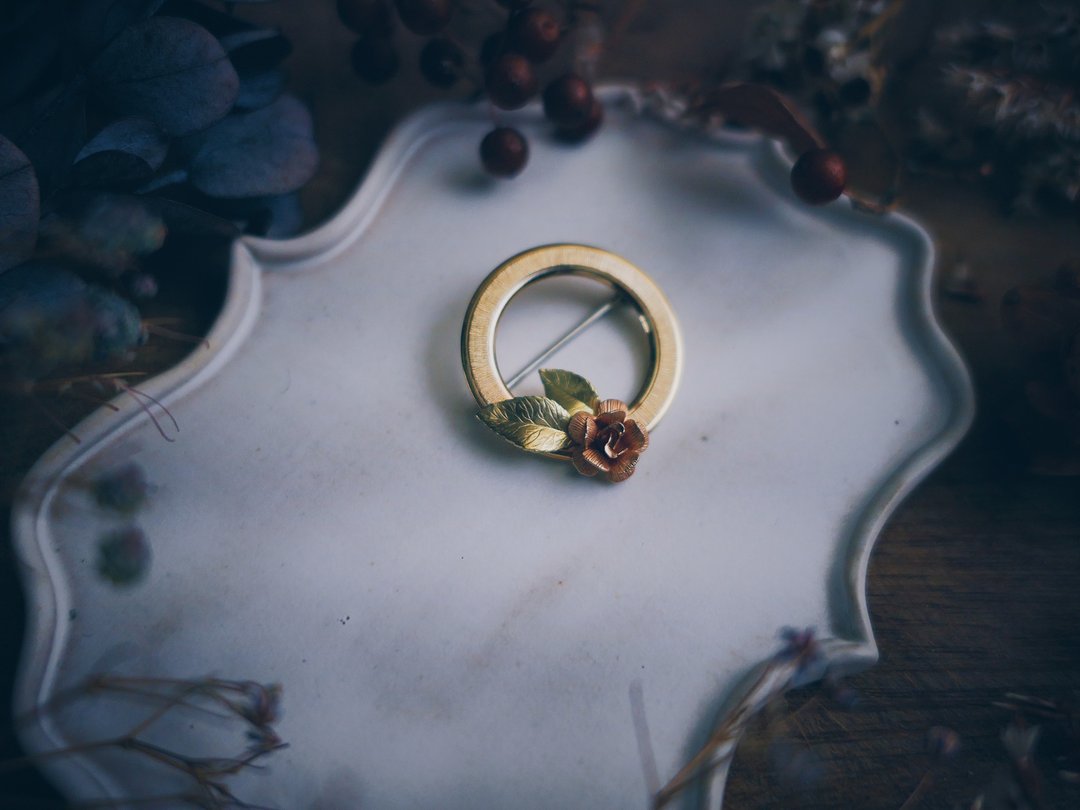Krementz 刷纹金框双色玫瑰胸针－美国古董首饰 Vintage Jewelry - 胸针 - 其他金属 