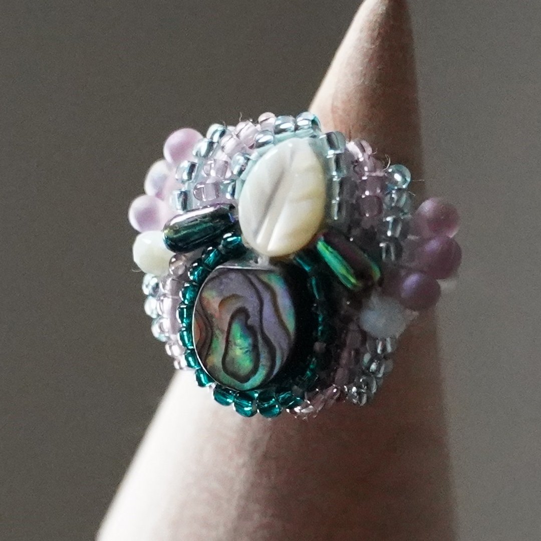 Talkative Ring 43 Free Size Bead Embroidery Ring Leaf Abalone Shell Green Multicolor - 戒指 - 玻璃 多色