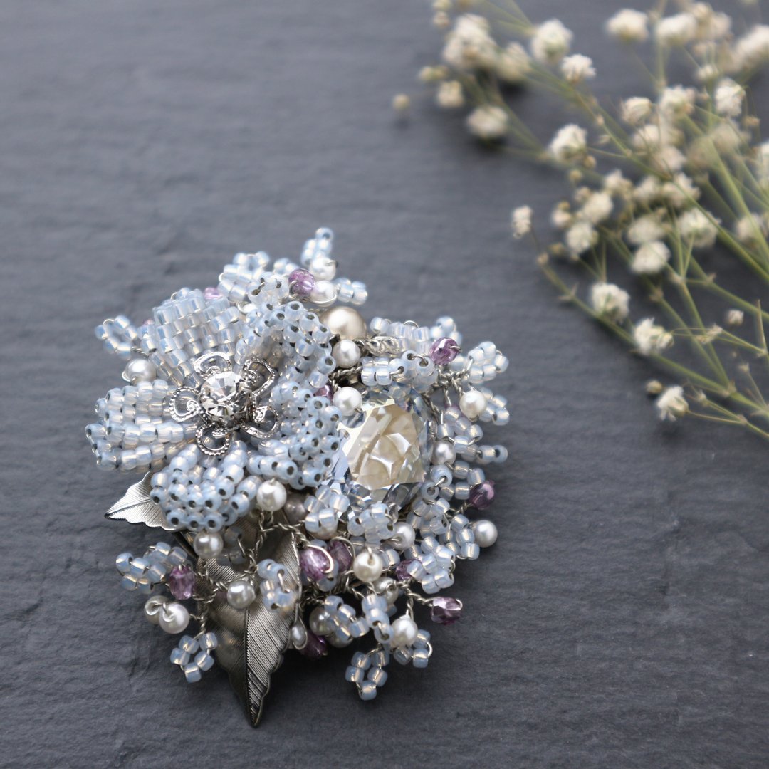 Beaded Bouquet Brooch (Ice Blue) - 胸针 - 玻璃 蓝色