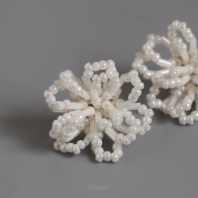 微光点点 - 晨之花花朵耳环 两戴式耳环 夹式耳环 串珠耳环 - 耳环/耳夹 - 琉璃 白色