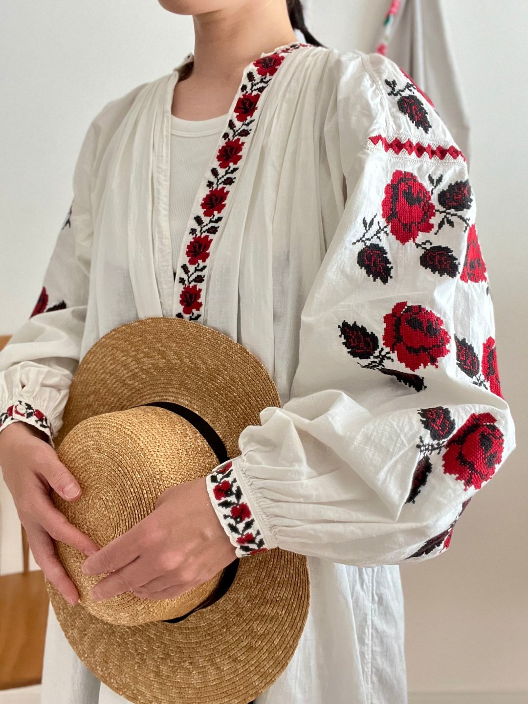 袖间满载刺绣 玫瑰乌克兰刺绣洋装 Solochka Vyshyvanka - 洋装/连衣裙 - 棉 白色