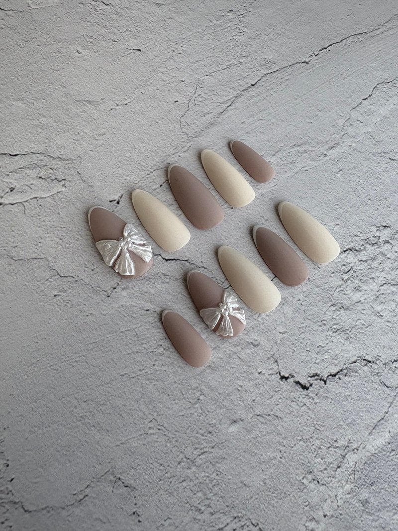 拿铁色细法式珍珠蝴蝶结指甲贴片 - 其他 - 塑料 白色