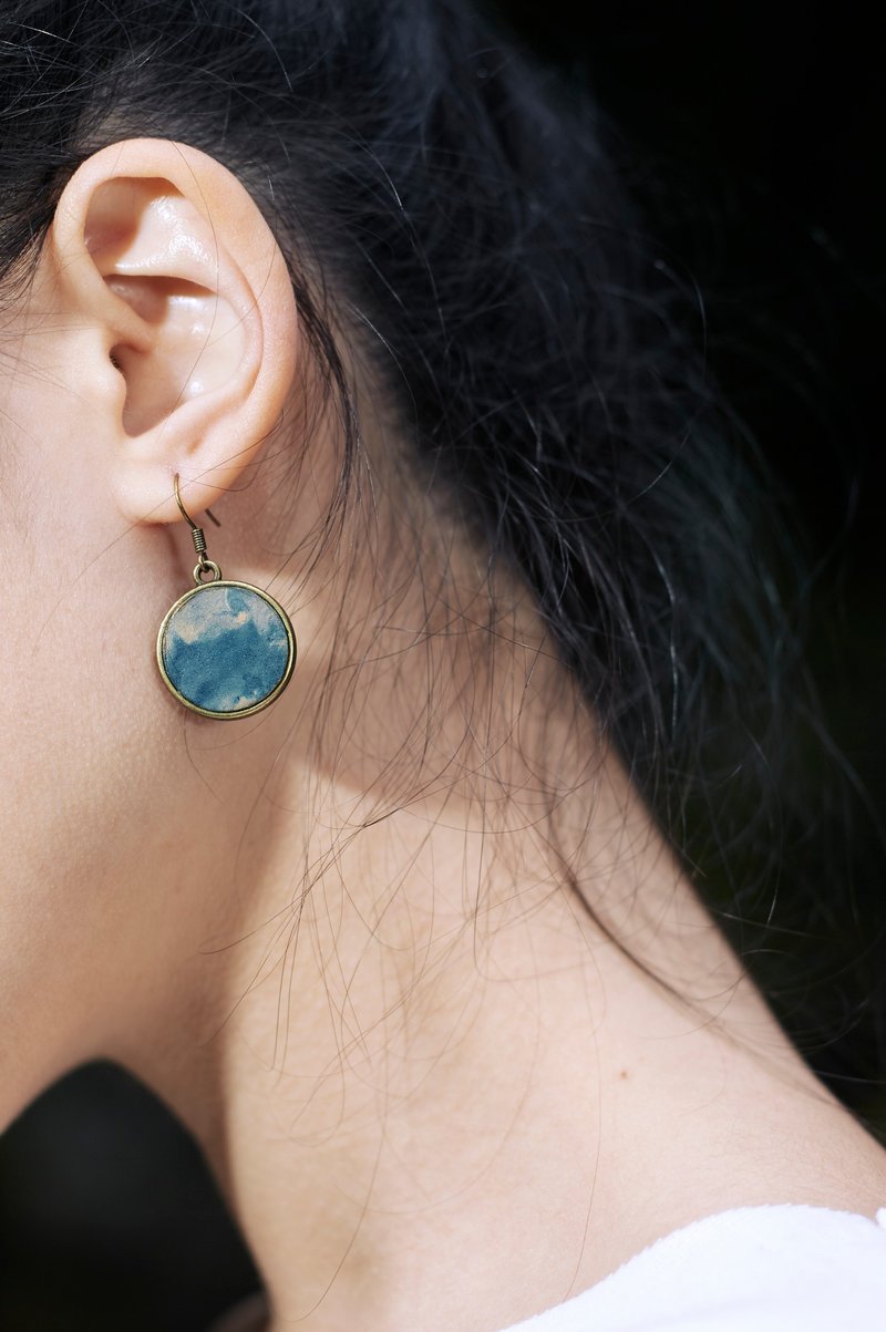 天空的碎片 | 渲染皮革耳环 | 黄铜耳坠 | 圆型 - 耳环/耳夹 - 真皮 