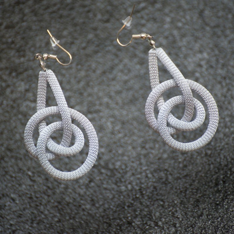 Lussli针织耳环 : 粼 - 雾银 - 耳环/耳夹 - 丝．绢 银色