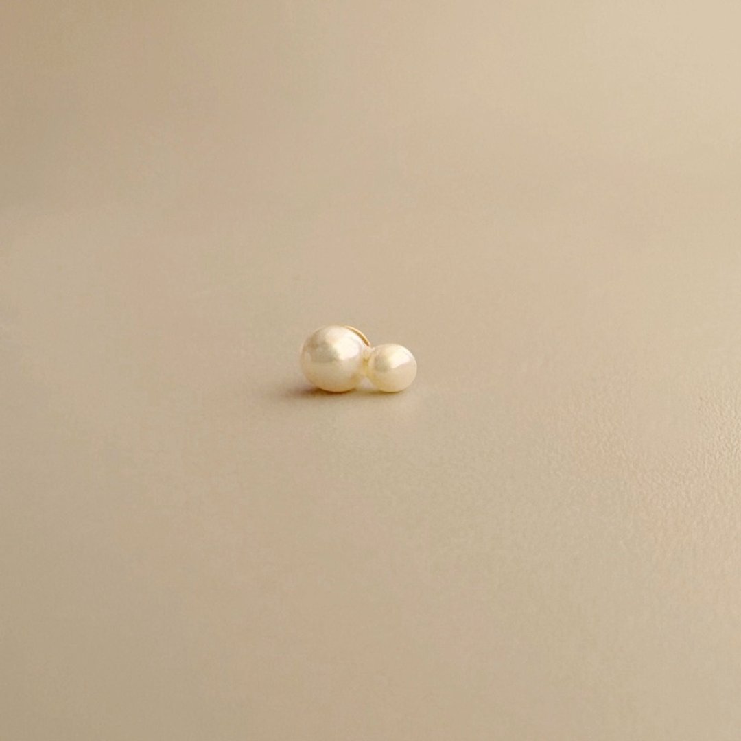 Super cute Tiny Pearls Stud Earrings (一对) - 耳环/耳夹 - 珍珠 黑色