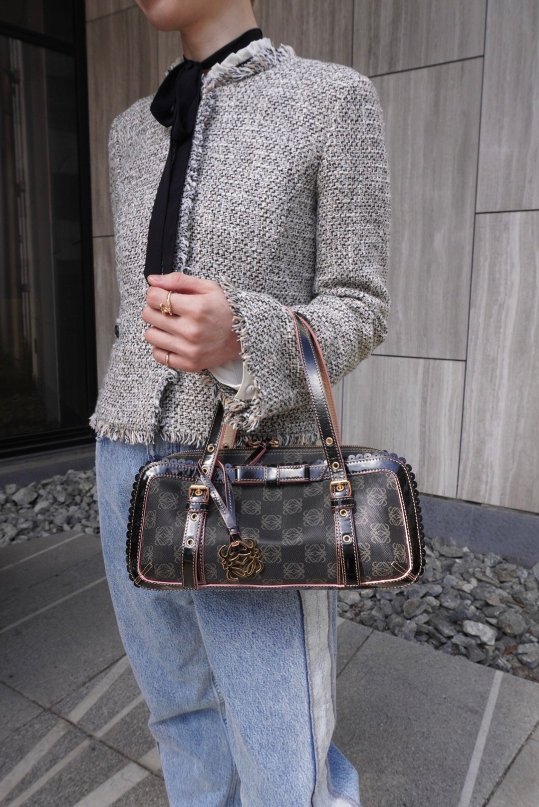 【日本直送 名牌中古包】LOEWE 罗威 手提包 黑色 Anagram 压纹 PVC 波士顿包 吊饰 vintage 古董 u28crh - 手提包/手提袋 - 防水材质 黑色