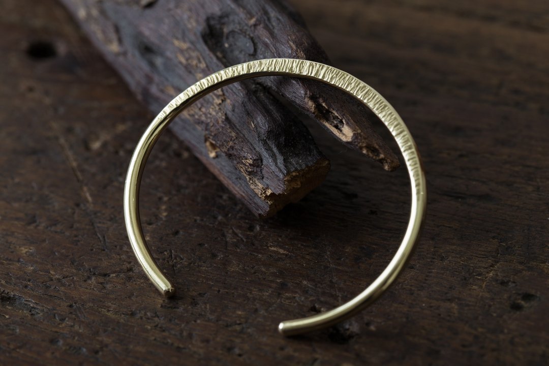 锻敲弯月铜手环 Hammered Moon Bangle Brass/Copper - 手链/手环 - 铜/黄铜 金色