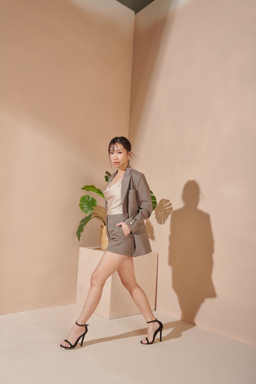 卡其挺版西装短裤 - 女装短裤 - 聚酯纤维 