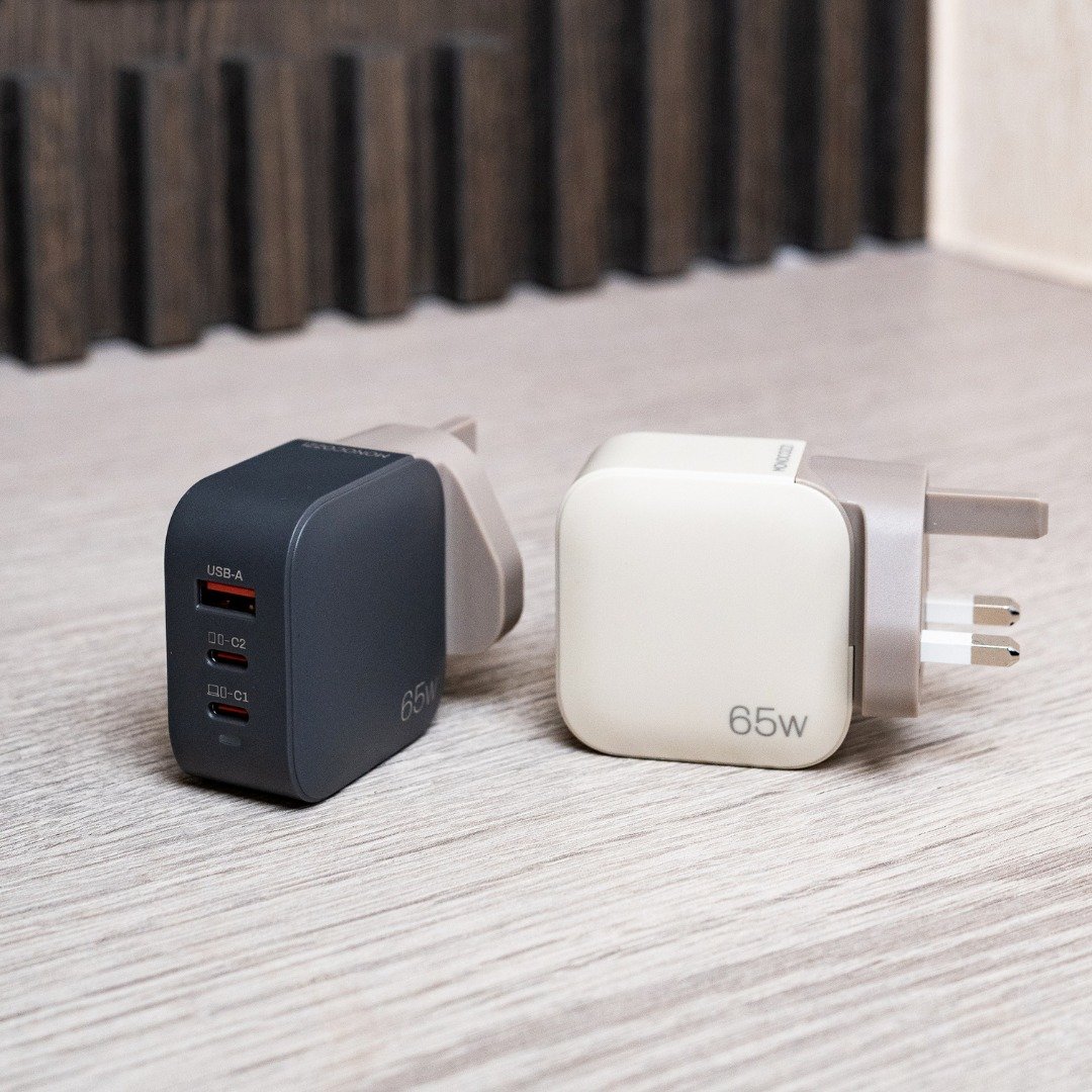 只限香港 - ESSENTIALS 65W 3端口 USB-C GaN充电器 - 英规 - 其他 - 塑料 多色