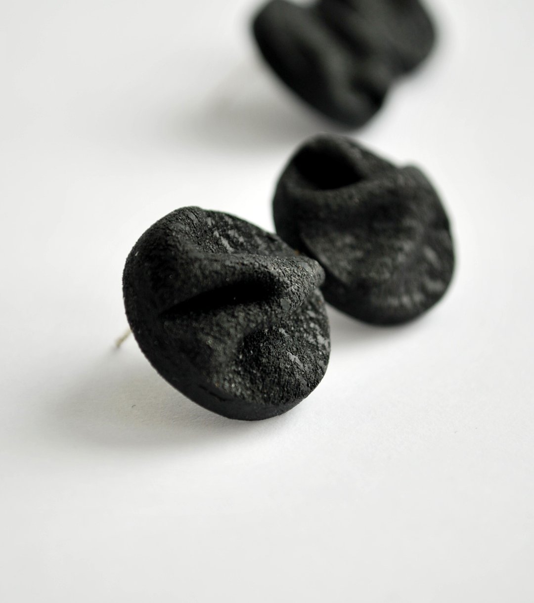 Handmade polymer clay earrings - 耳环/耳夹 - 粘土 黑色