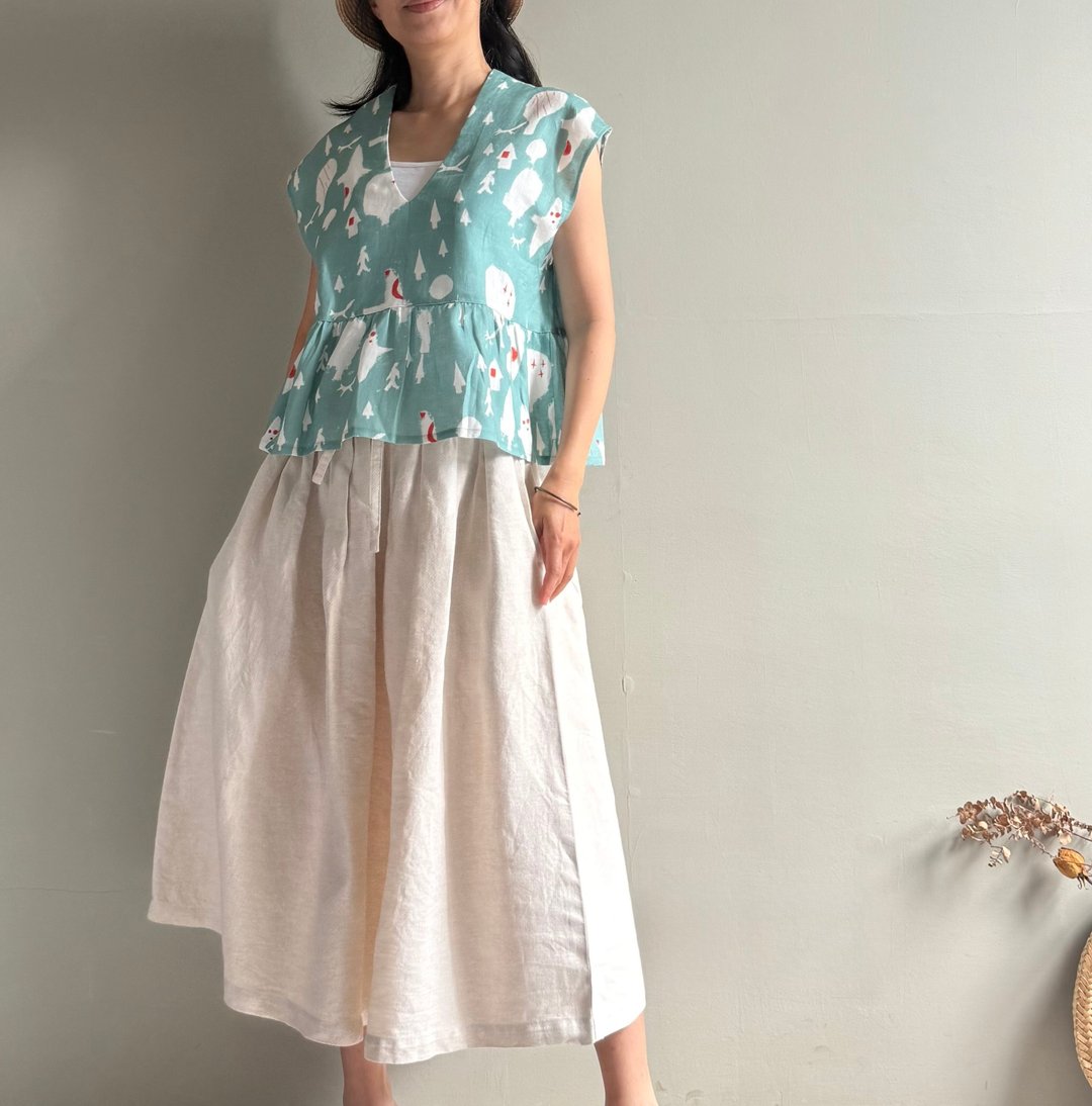 森林飞行/设计师插画印花布/V领荷叶下摆法式袖小上衣/只有一件 - 女装背心 - 棉 