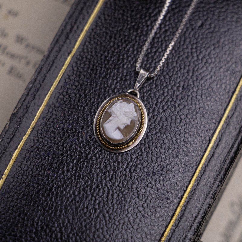 意大利古董 手工帝王唐冠螺贝雕刻 Cameo 纯银绕金麻花小坠子 - 吊饰 - 贝壳 白色