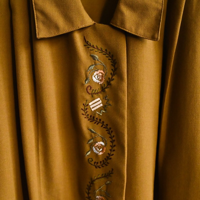 【蛋植物古着】童话花藤绒面刺绣古着衬衫 - 女装衬衫 - 其他人造纤维 