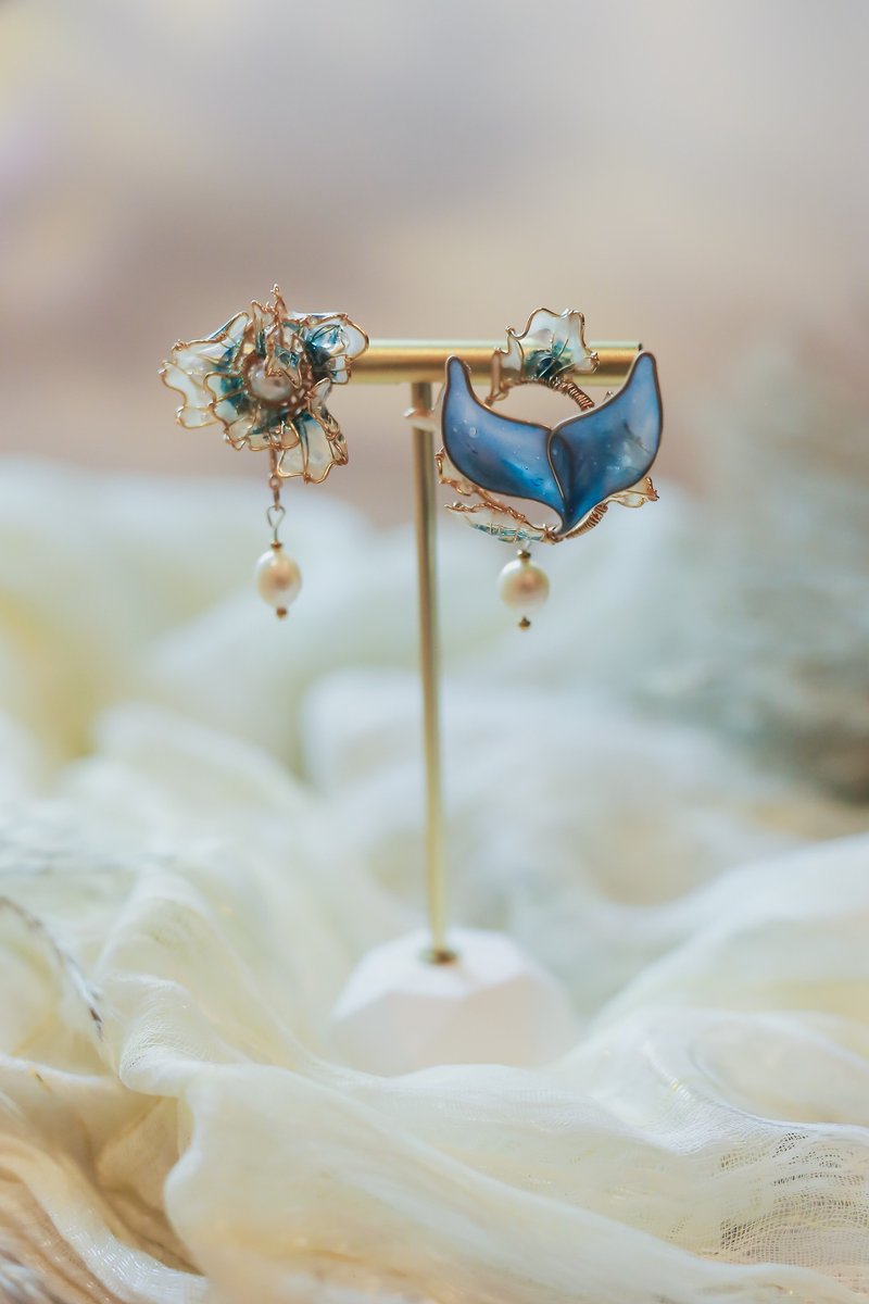 浪漫浪花海豚尾巴 不对称耳环淡水珍珠水晶花树脂花耳环耳夹 - 耳环/耳夹 - 树脂 蓝色