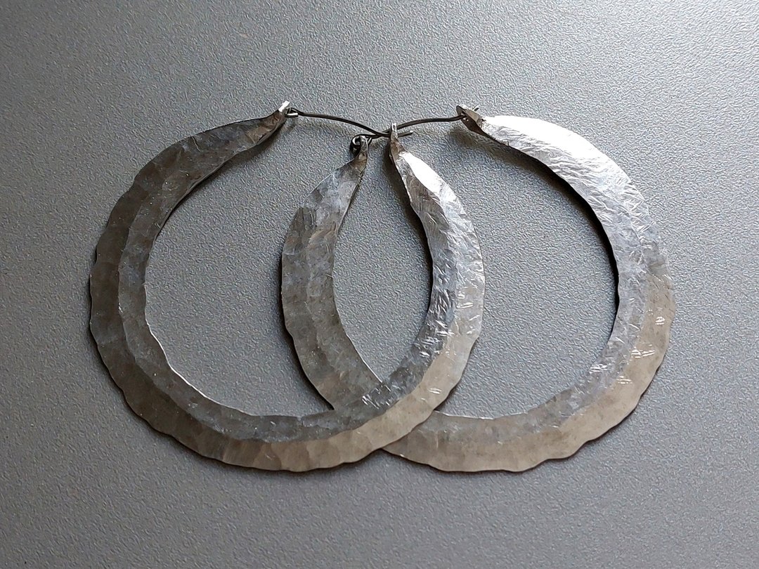 Aluminium hoop earrings, Silvered earrings, Big forged hoops, Handmade jewelry - 耳环/耳夹 - 铝合金 银色