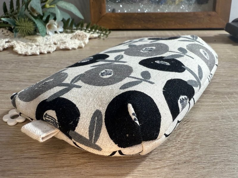 唯一款/双色相遇/正反双配色手作拉链包/  静花黑白 - 化妆包/杂物包 - 棉．麻 