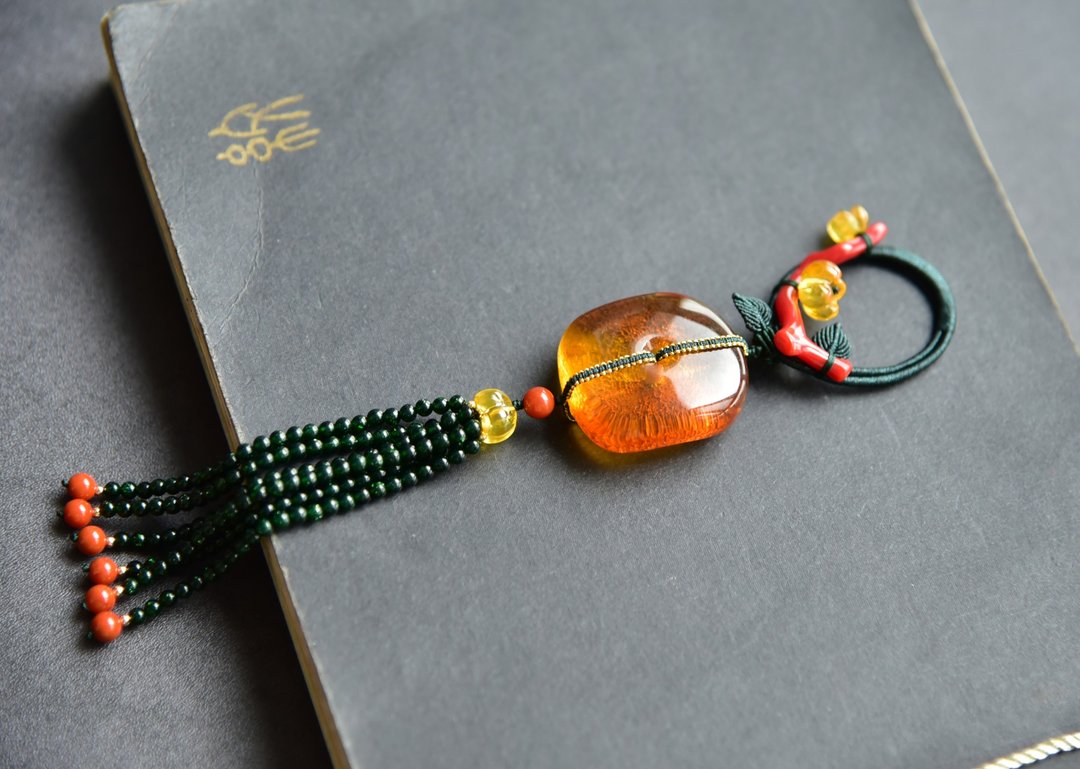 【挽枝】Amber天然琥珀平安扣珊瑚复古文艺压襟吊饰 - 吊饰 - 半宝石 绿色
