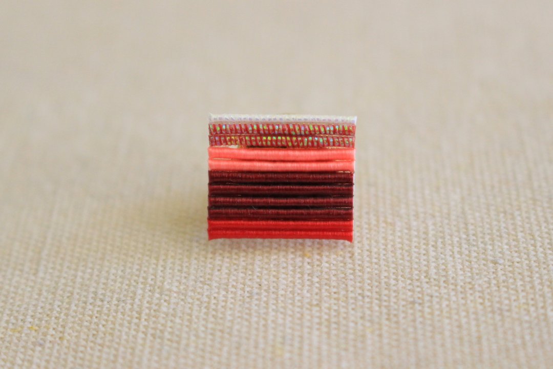 Mizuhiki Pin Red Horizontal line Pin Lapel Pin woman Lapel Pin Men - 徽章/别针 - 纸 红色