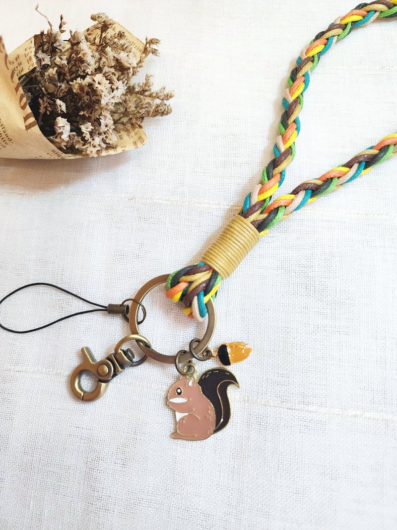 Paris*Le Bonheun。幸福手作。 腊线编织手机绳。大松鼠与果实 - 钥匙链/钥匙包 - 棉．麻 多色