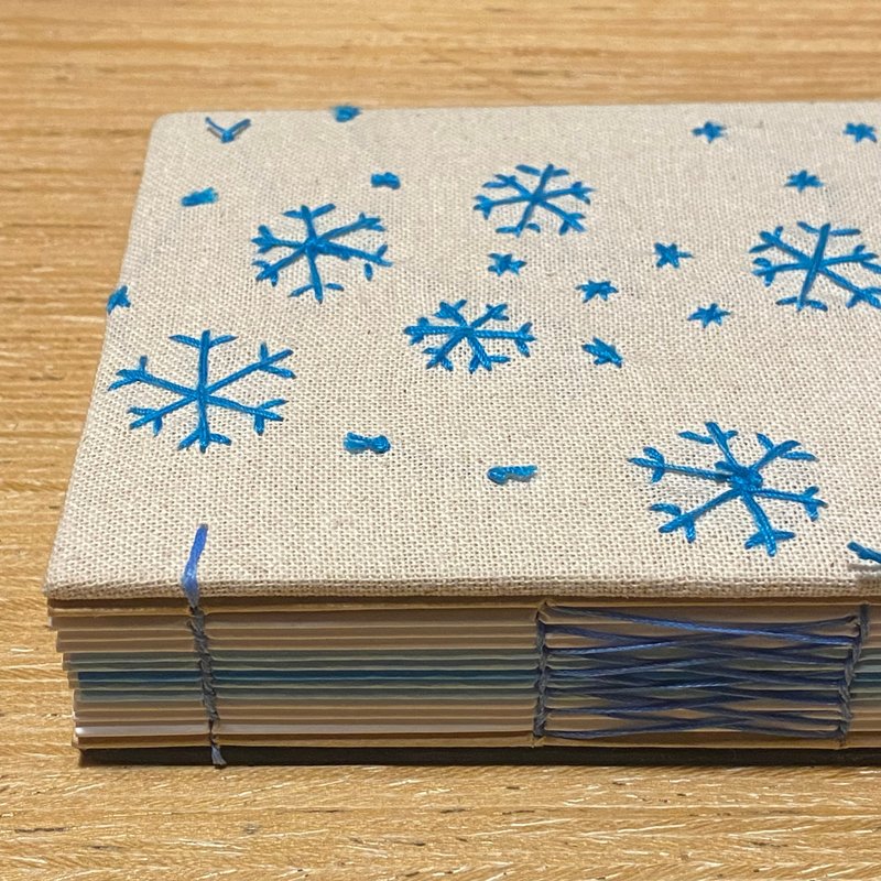 【圣诞礼物】雪花 - 2026 无时效 A6 手工刺绣手缝手帐本 - 笔记本/手帐 - 纸 