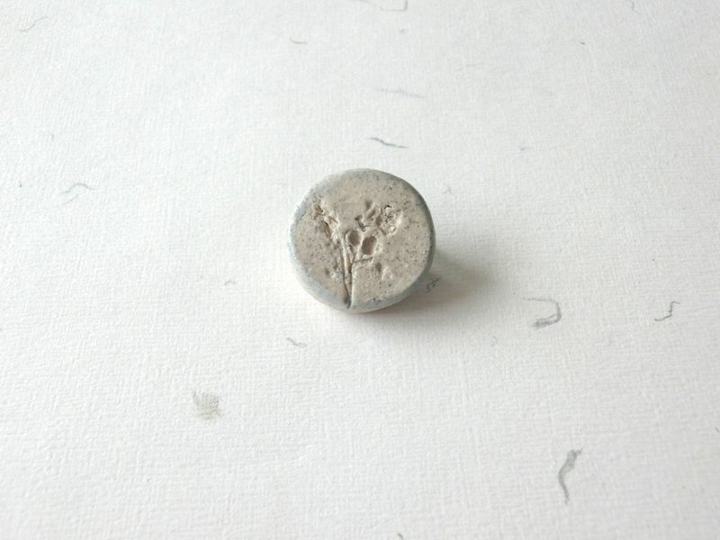 石下 / 植物 花儿 花朵 陶瓷扣针 胸针 别针 - 胸针 - 瓷 灰色