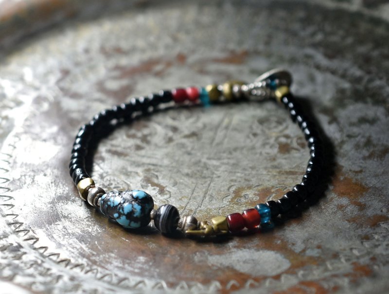 老西藏绿松石与古代玛瑙、血红与金红白心珠、祖母绿蓝色珠子、老奥里萨与钦银手链 - 手链/手环 - 玻璃 黑色