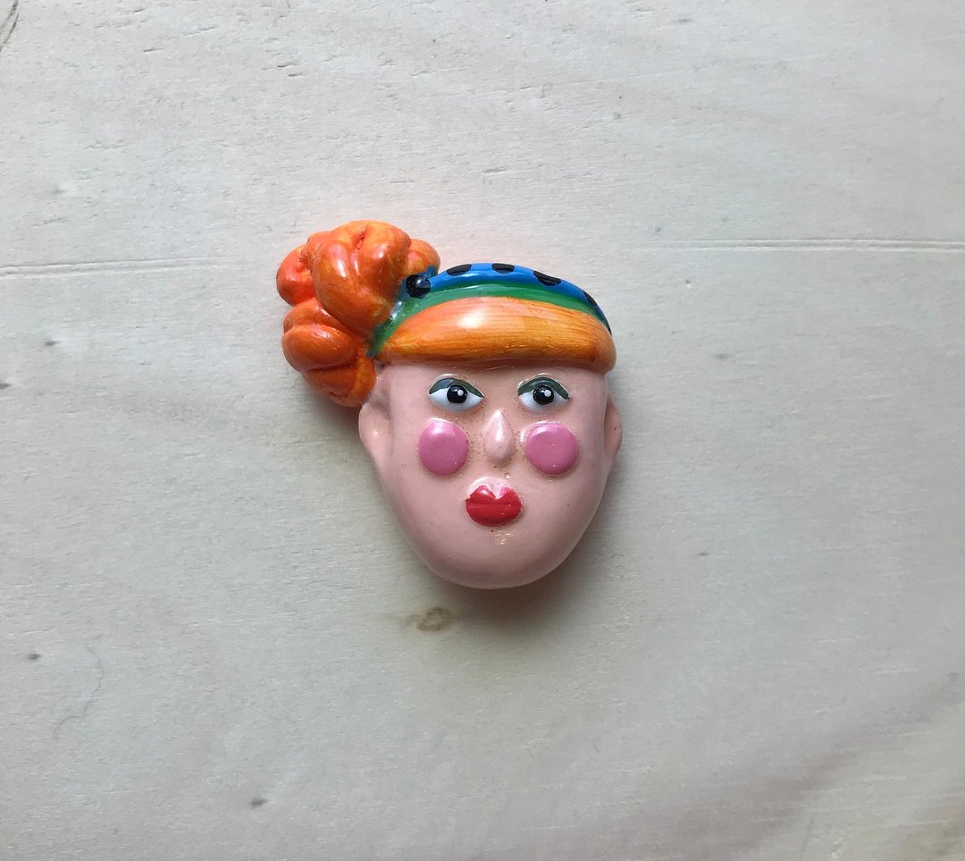 mini brooches - 形形色色的人 - 三八阿花 ( 别针 ) - 胸针 - 粘土 多色